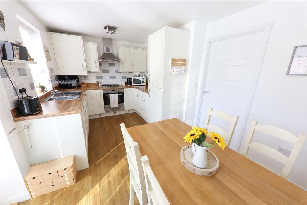 Property photo 3 of 19 Dining Kitchen