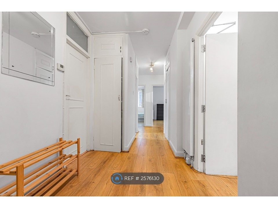 Property photo 3 of 11 Hallway