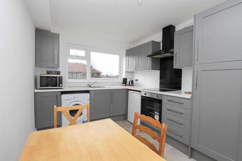 Property photo 2 of 17 Kitchen2