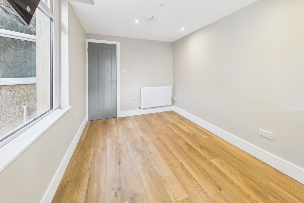 Property photo 3 of 8 Cam05134G0-Pr0057-Still003