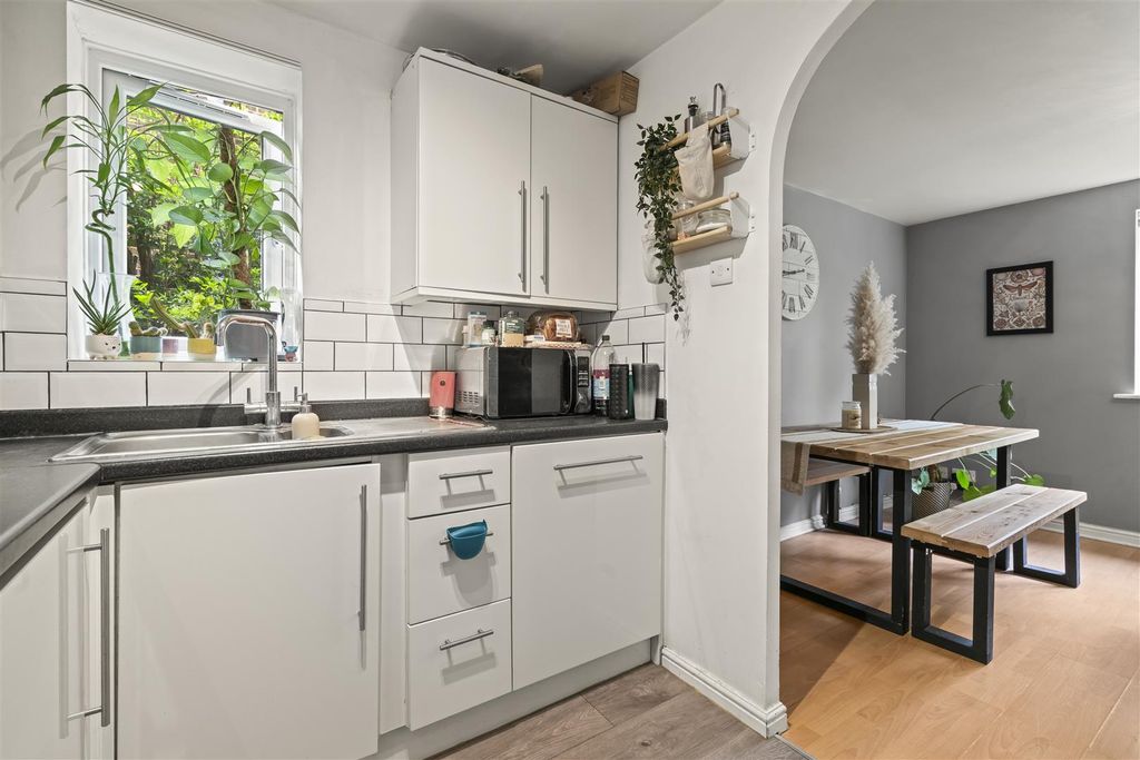 Property photo 3 of 13 147 Varsity Drtwickenham Tw1 1Al-14.Jpg
