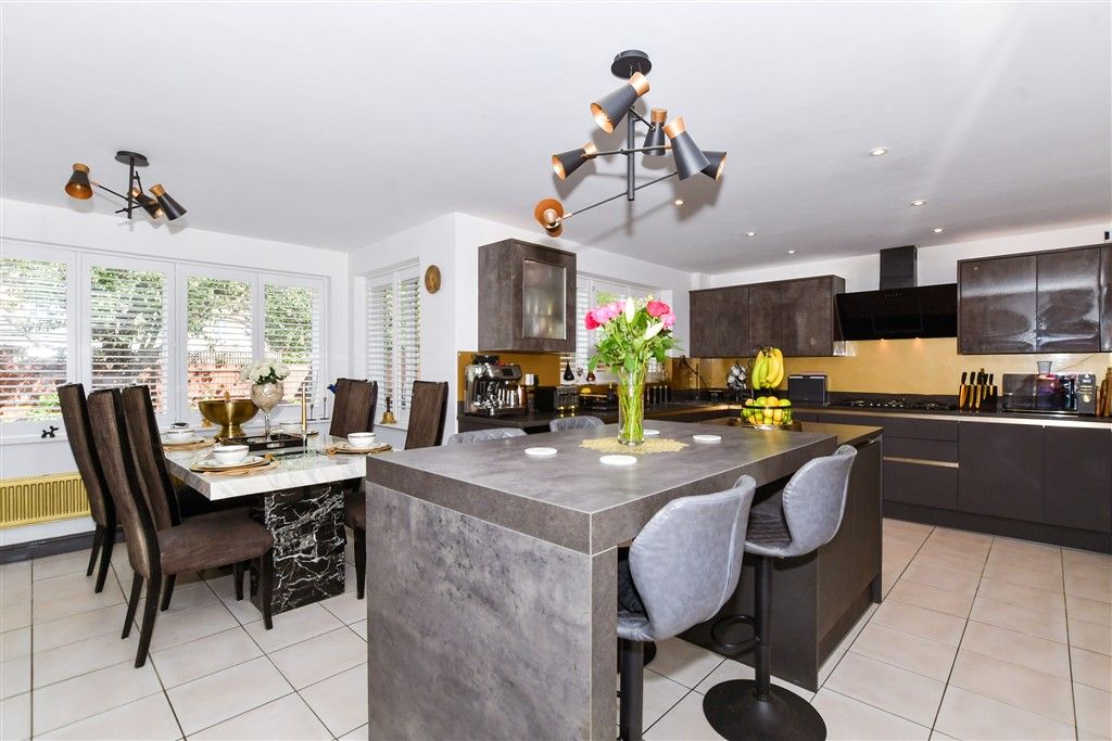 Property photo 1 of 17 Kitchen/Breakfast Room