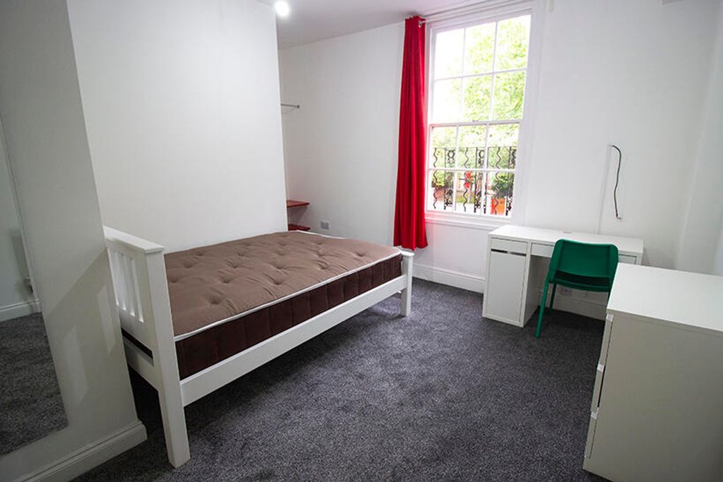 Property photo 2 of 11 A Bright And Inviting Double Bedroom Featuring A c...