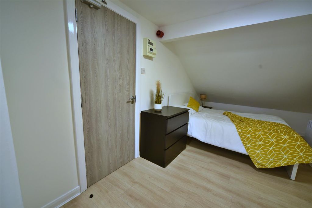 Property photo 2 of 8 165Ar_Room18_01.Jpg