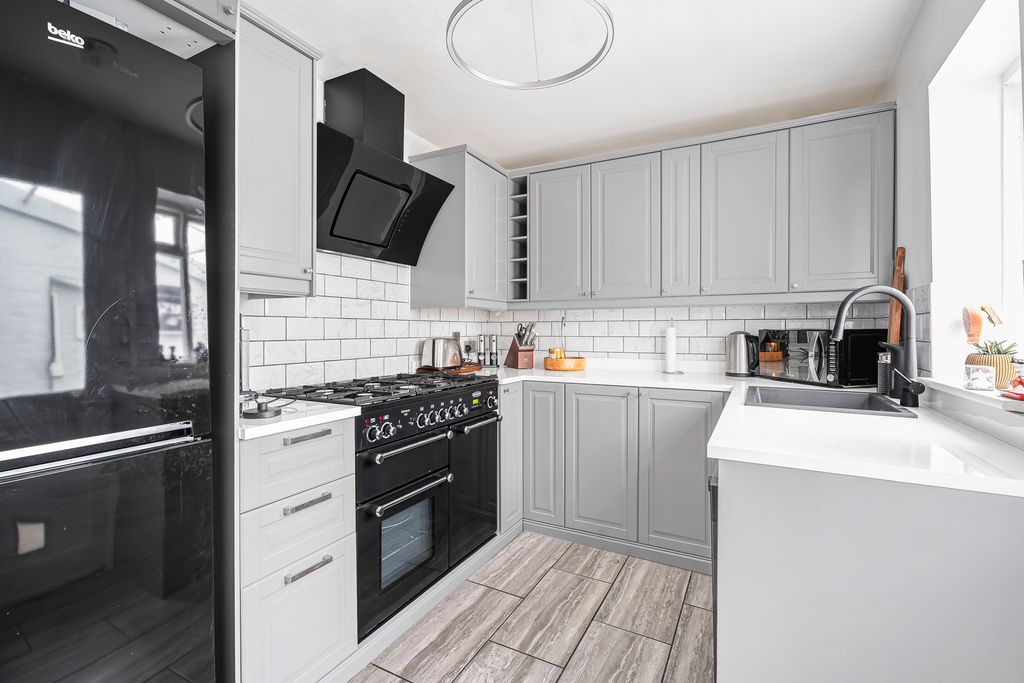 Property photo 3 of 18 Kitchen