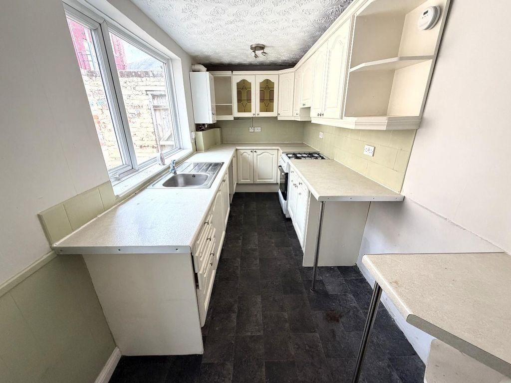 Property photo 3 of 6 Kitchen