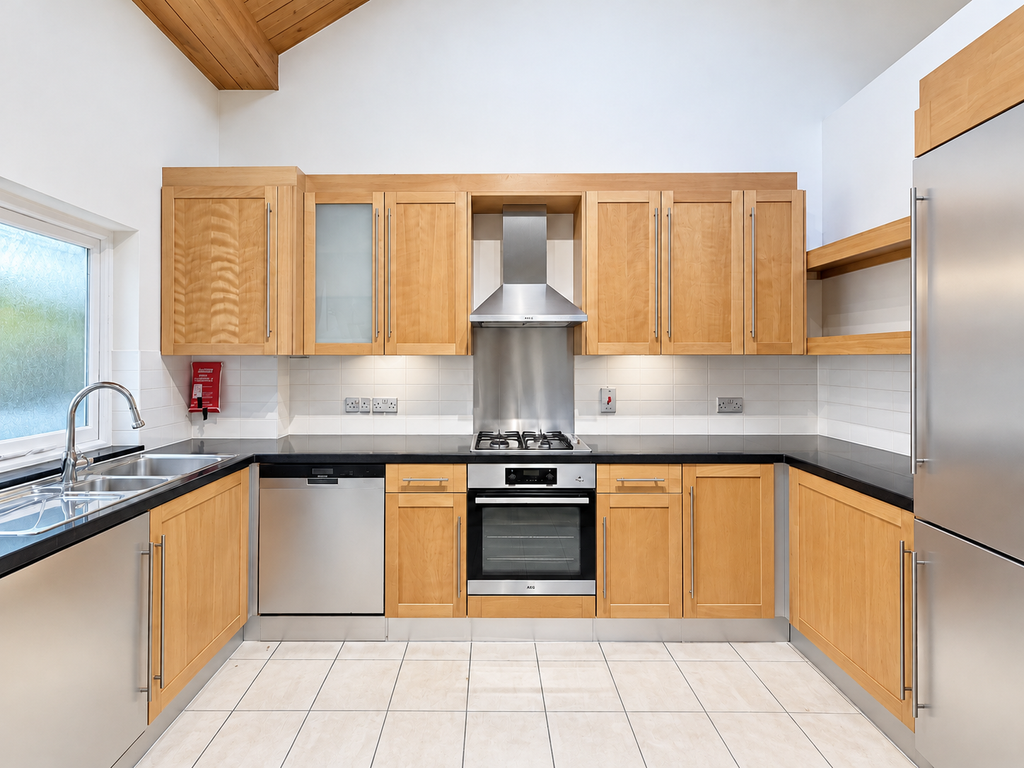 Property photo 3 of 12 Kitchen