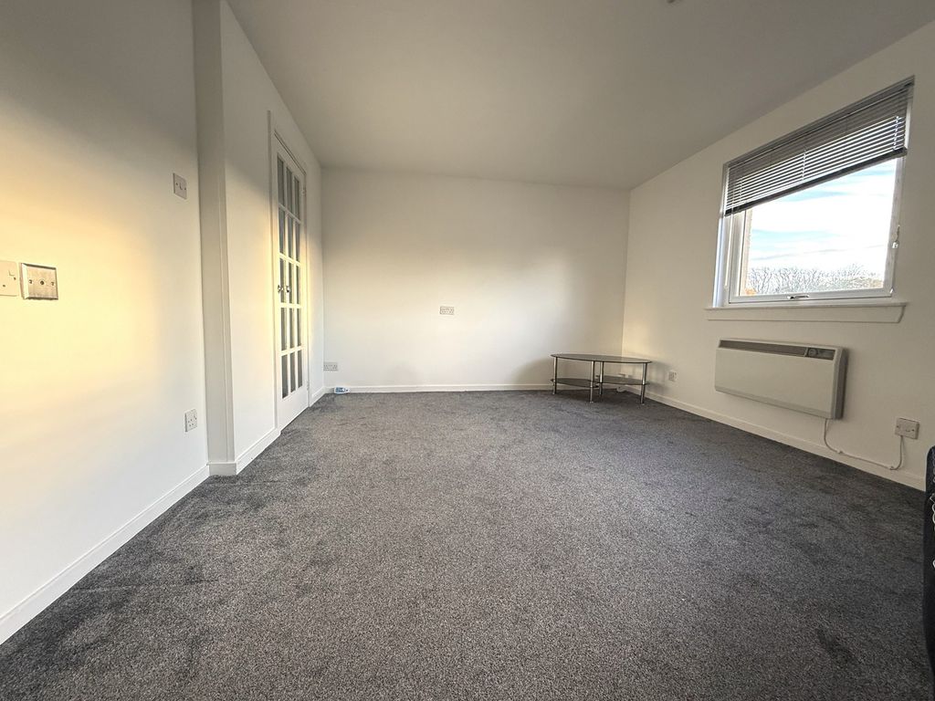 Property photo 2 of 6 Lounge-Bedroom