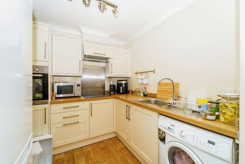 Property photo 3 of 10 Kitchen
