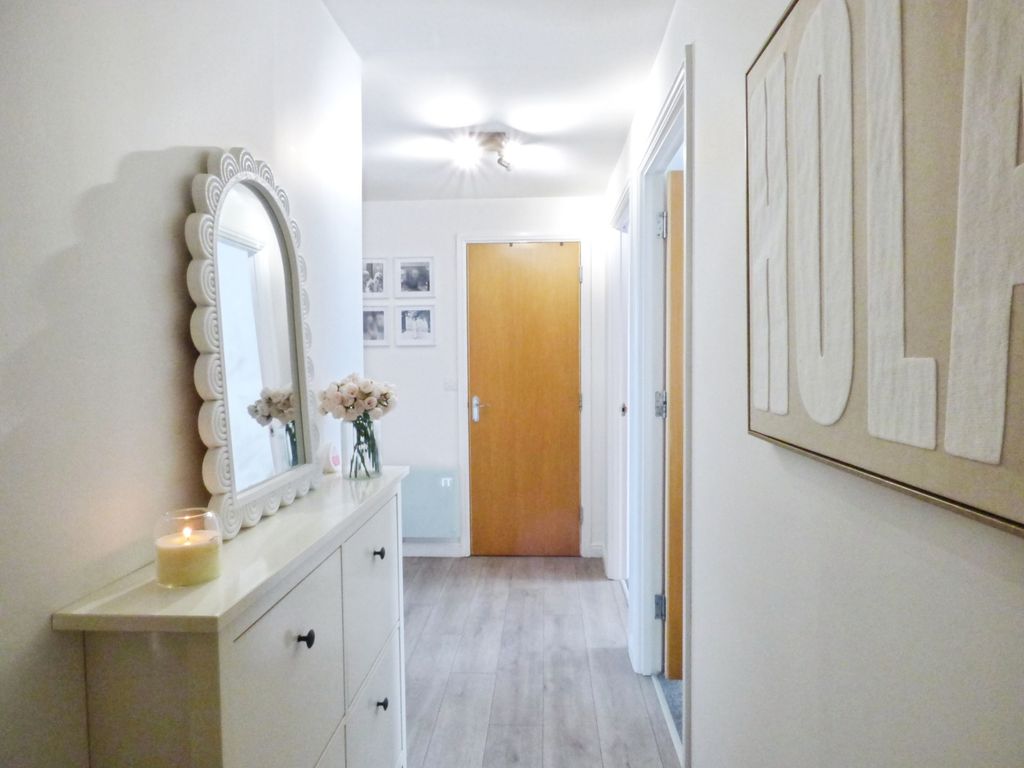 Property photo 3 of 18 Entrance Hall
