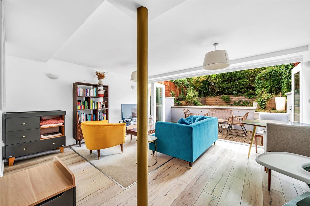 Property photo 1 of 12