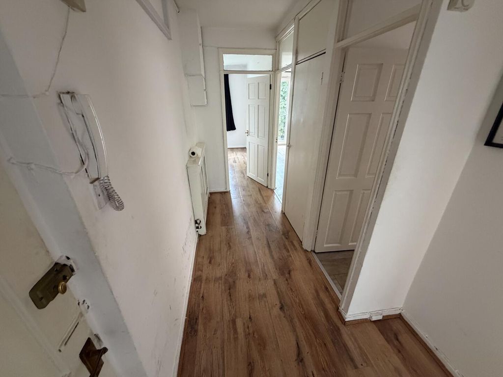 Property photo 2 of 9 Hallway