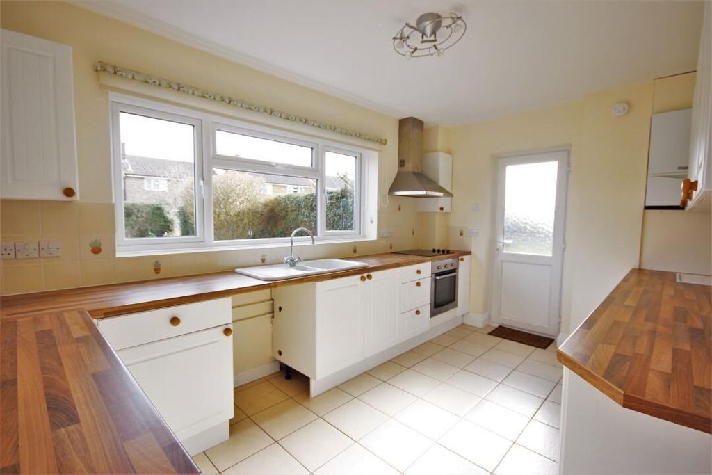 Property photo 2 of 11 Kitchen (2)