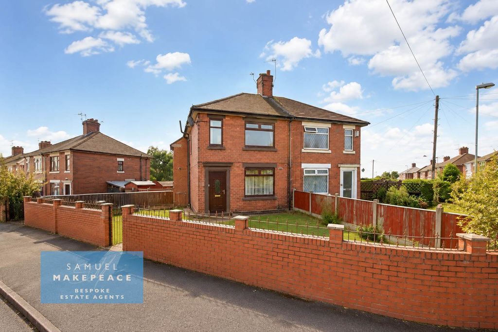 Property photo 1 of 19 Well-Presented Three-Bedroom Rental Property With Corner Plot Garden