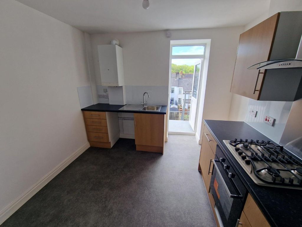 Property photo 2 of 10 Kitchen