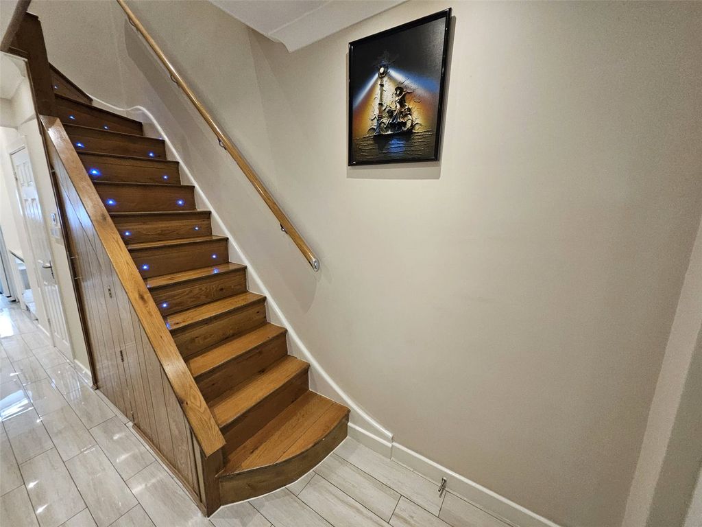 Property photo 3 of 17 Passage