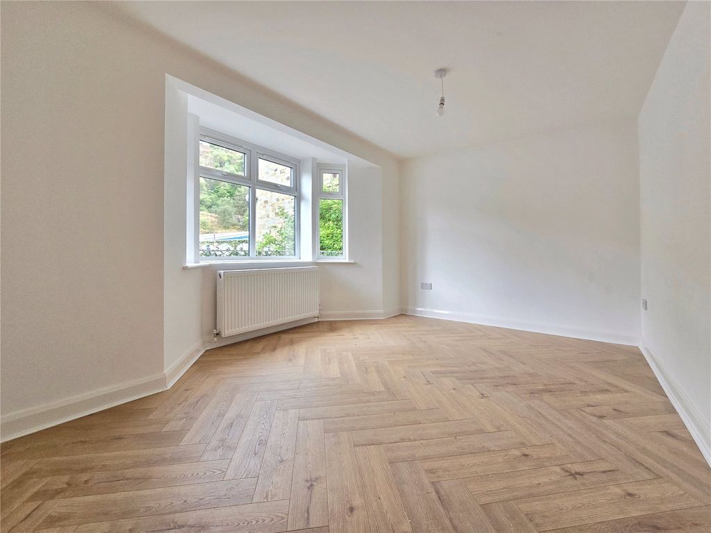 Property photo 2 of 17 Bay-Fronted Lounge