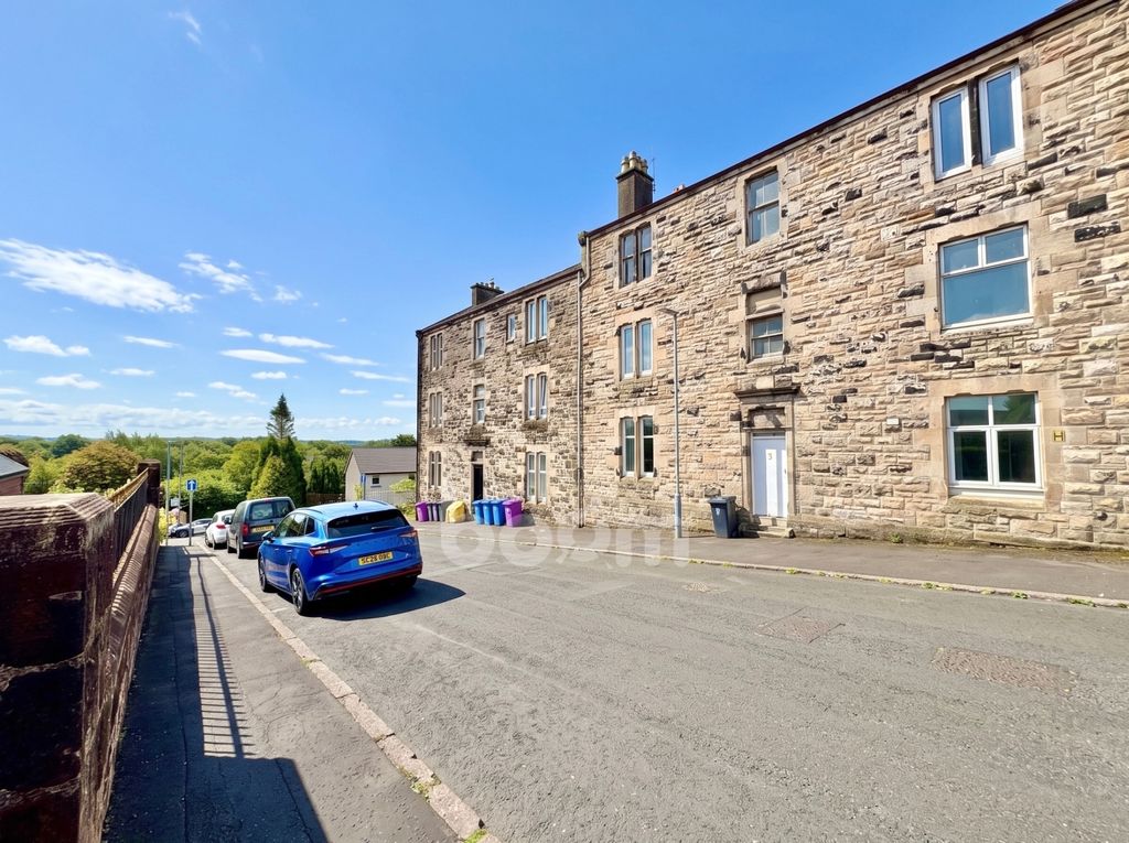 Property photo 1 of 24 Avils Hill, Kilbirnie Four Bedroom Maisonette