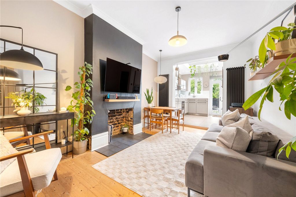 Property photo 1 of 13 Living Room