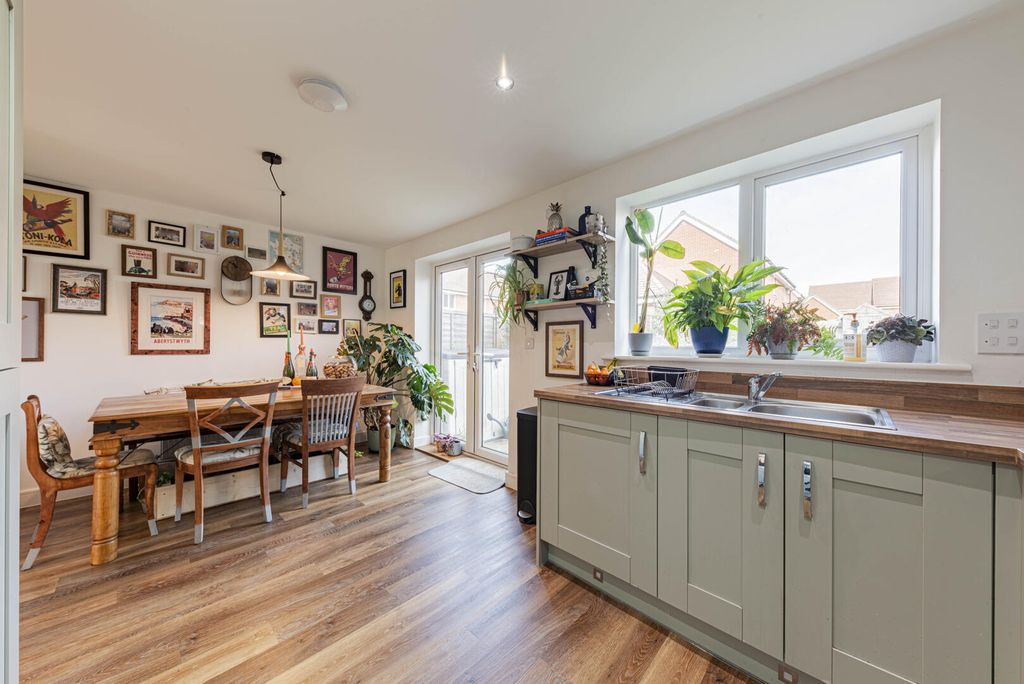 Property photo 2 of 19 Kitchen