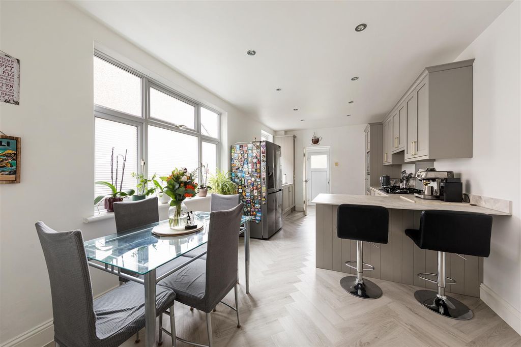 Property photo 3 of 30 Pretoria Avenue, E17