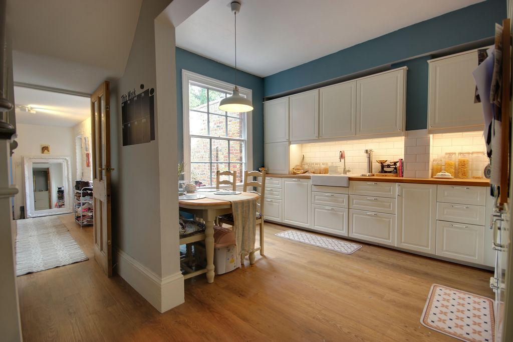 Property photo 3 of 22 1 Kit Din A