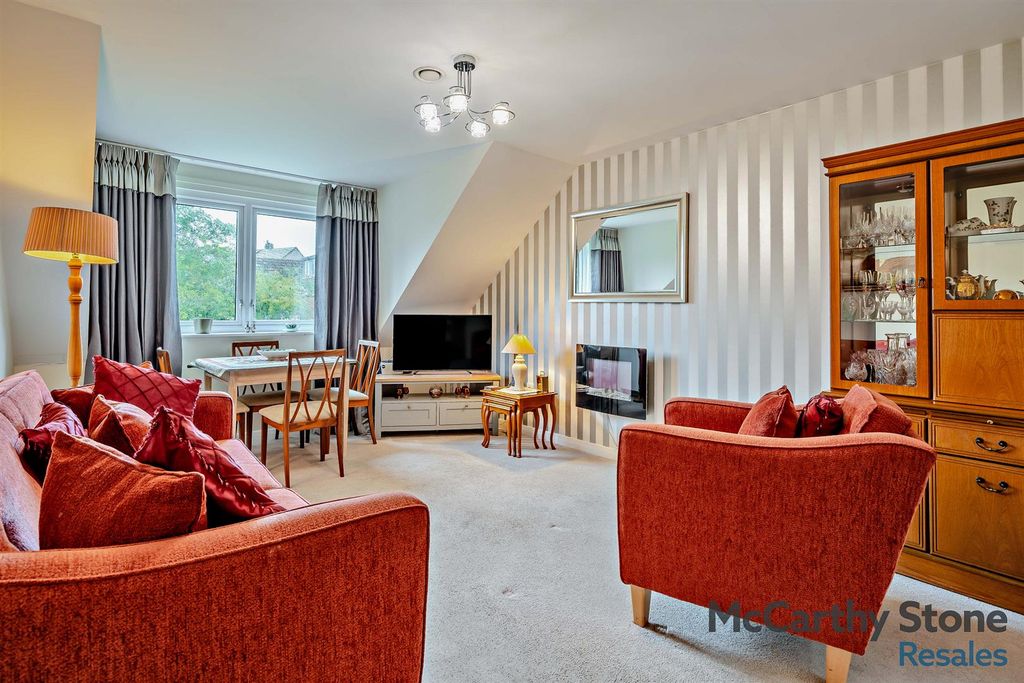 Property photo 2 of 20 8665946-Interior09-800.Jpg