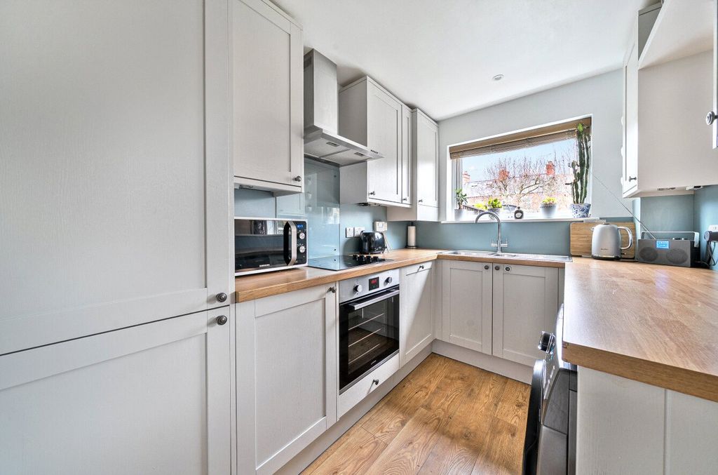 Property photo 3 of 11 Kitchen