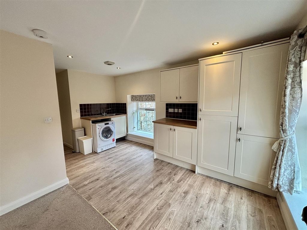 Property photo 3 of 17 Living Room/Kitchen