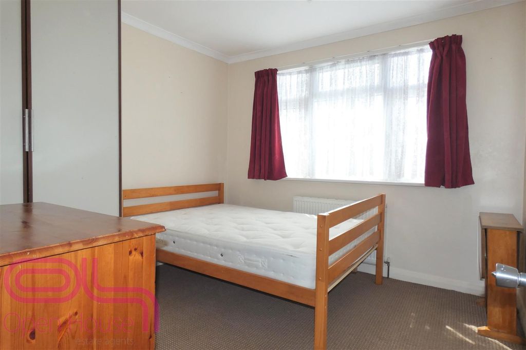 Property photo 3 of 6 Bedroom P1.Jpg