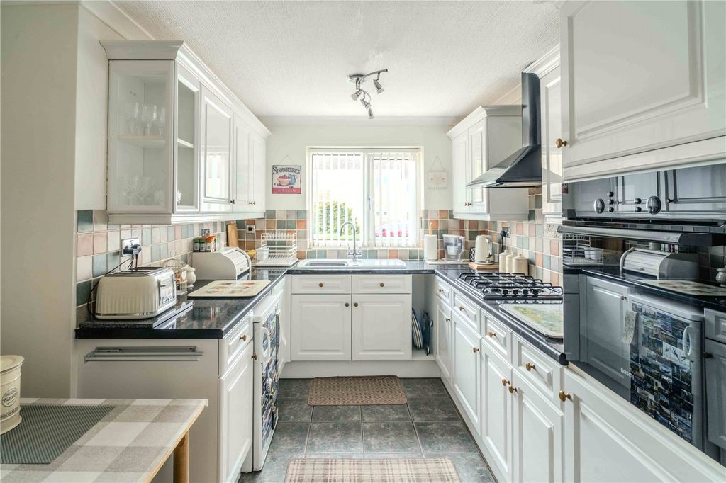 Property photo 3 of 13 Kitchen/Breakfast