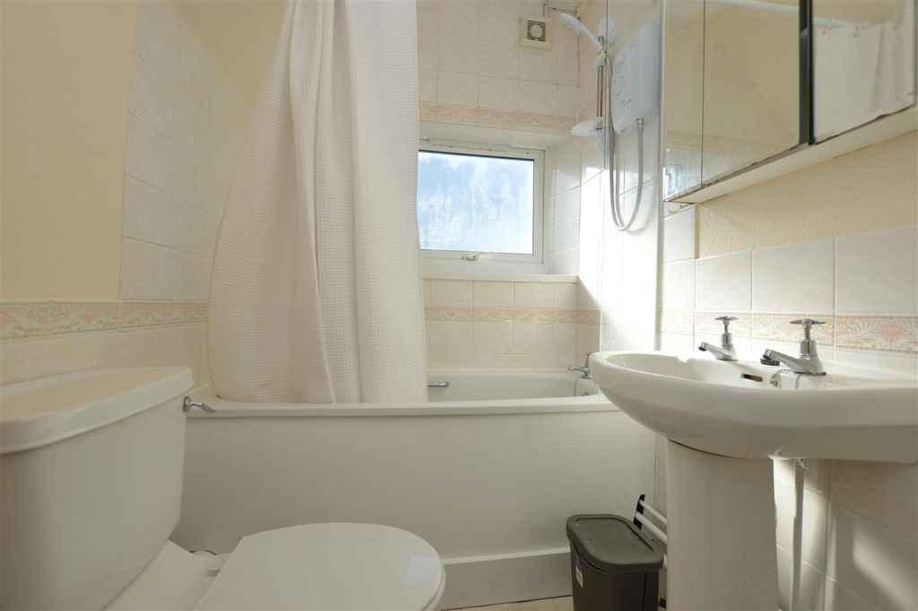 Property photo 3 of 6 Flat 5, 40 Hamilton Road (6).Jpg