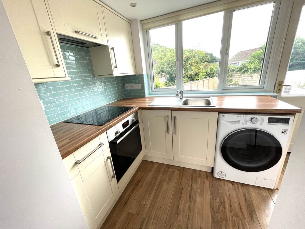 Property photo 3 of 9 Kitchen