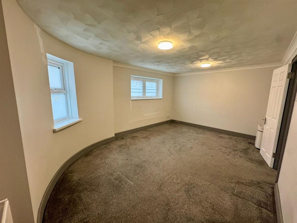 Property photo 3 of 18 Lounge