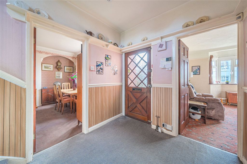 Property photo 3 of 10 Entrance Hall