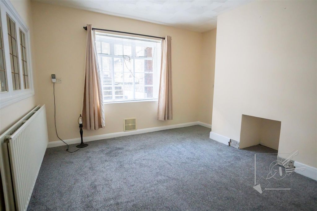 Property photo 3 of 17 Lounge