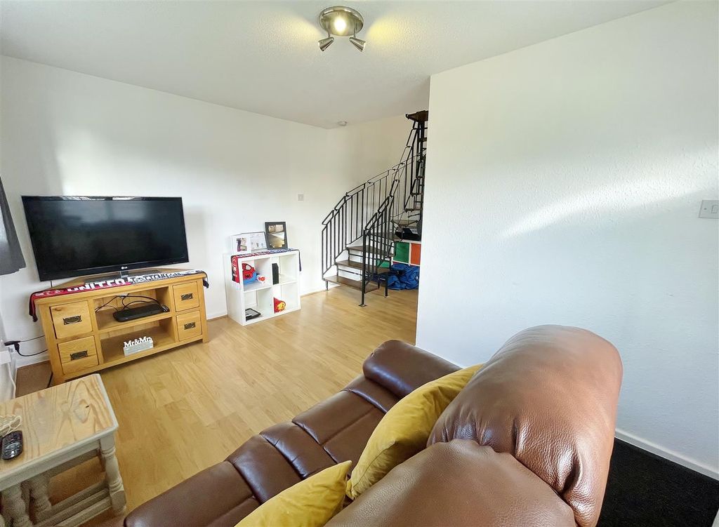 Property photo 3 of 14 Lounge