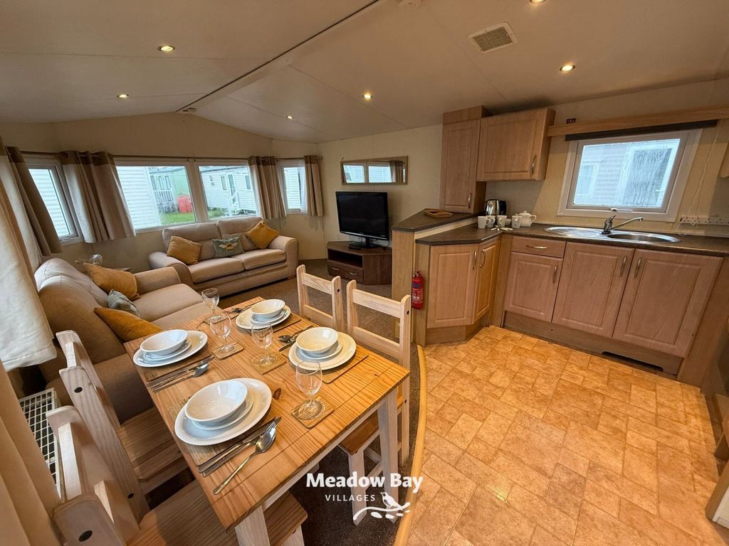 Property photo 2 of 6 2010 Delta Maxim 35x12 2 R8 2.Jpg