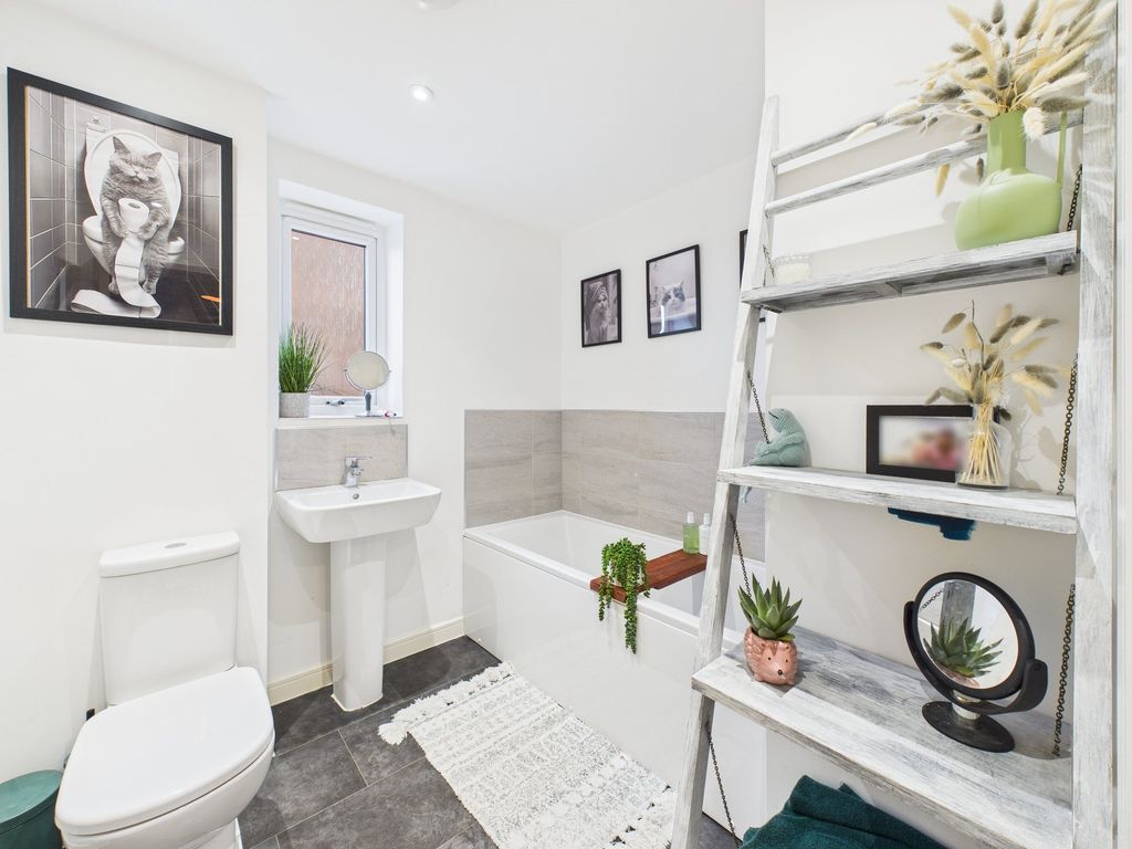 Property photo 3 of 13 Bathroom