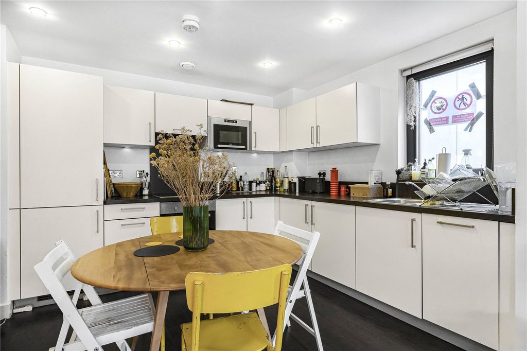 Property photo 3 of 11 Kitchen