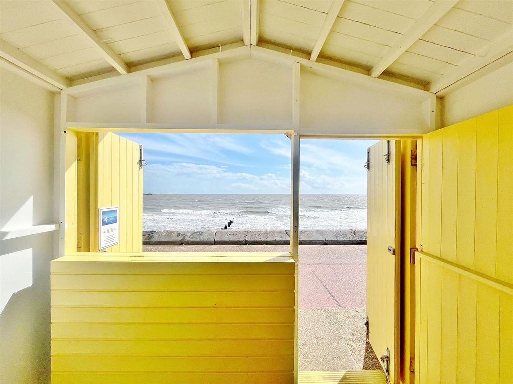 Property photo 2 of 9 Beach Hut