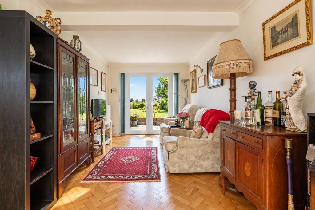 Property photo 3 of 18 Sitting Room