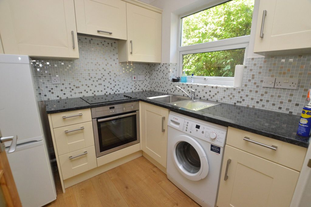 Property photo 3 of 11 Kitchen
