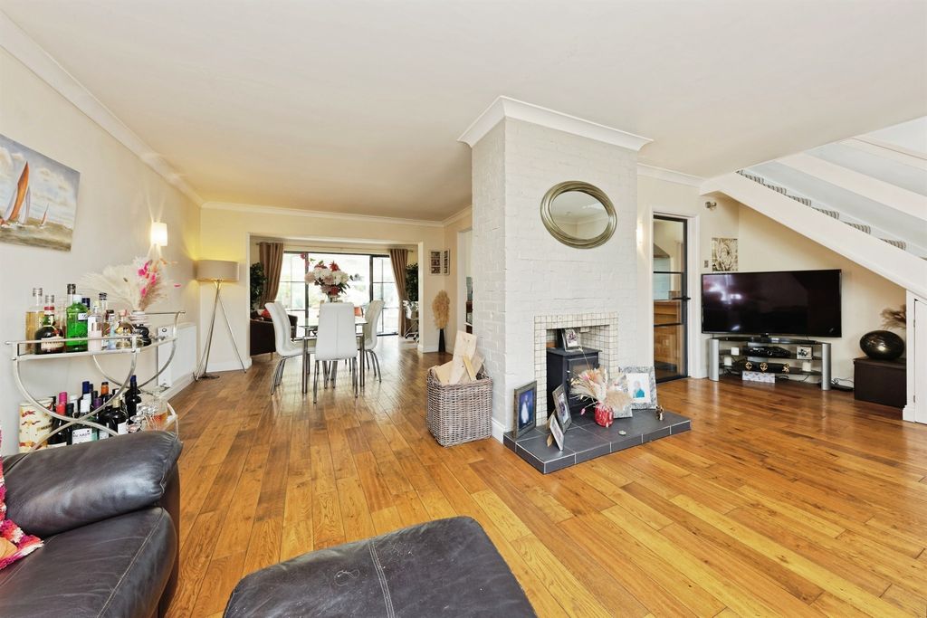 Property photo 2 of 25