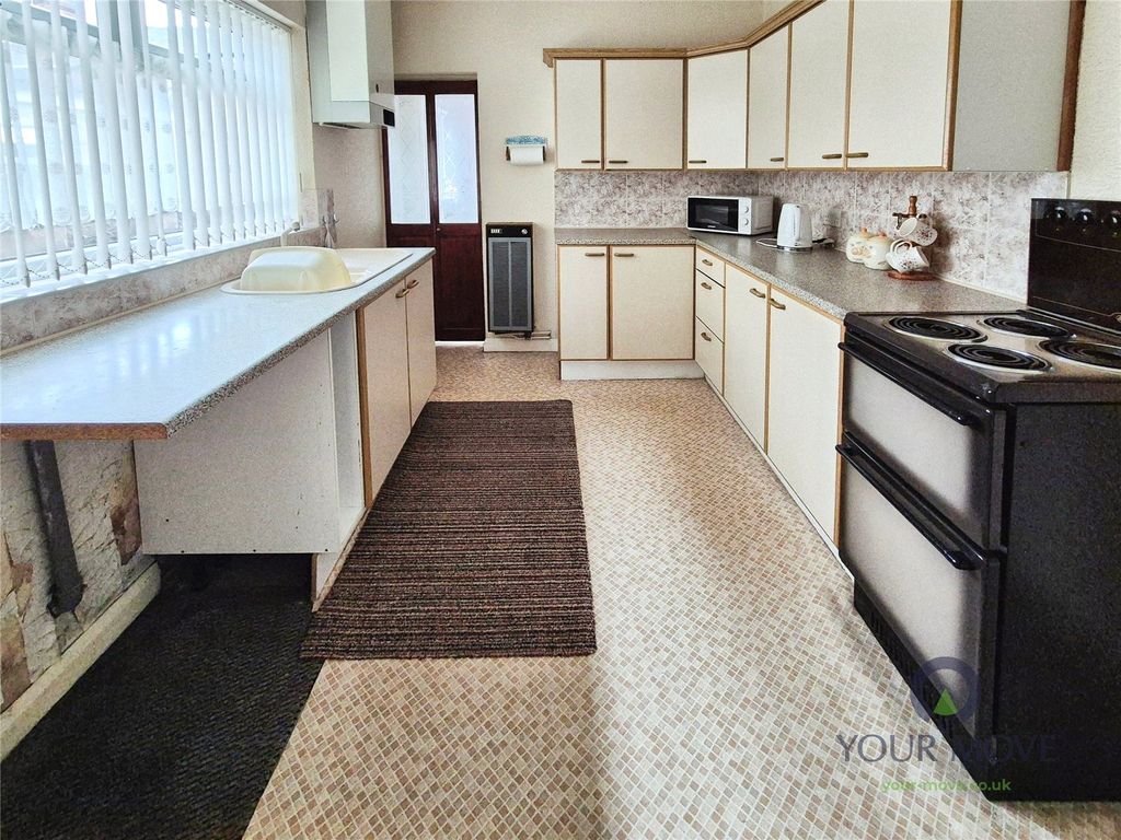 Property photo 3 of 10 Kitchen
