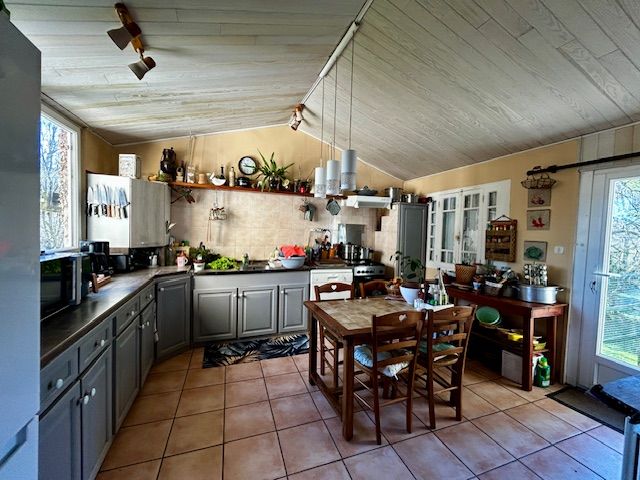 Property photo 2 of 31