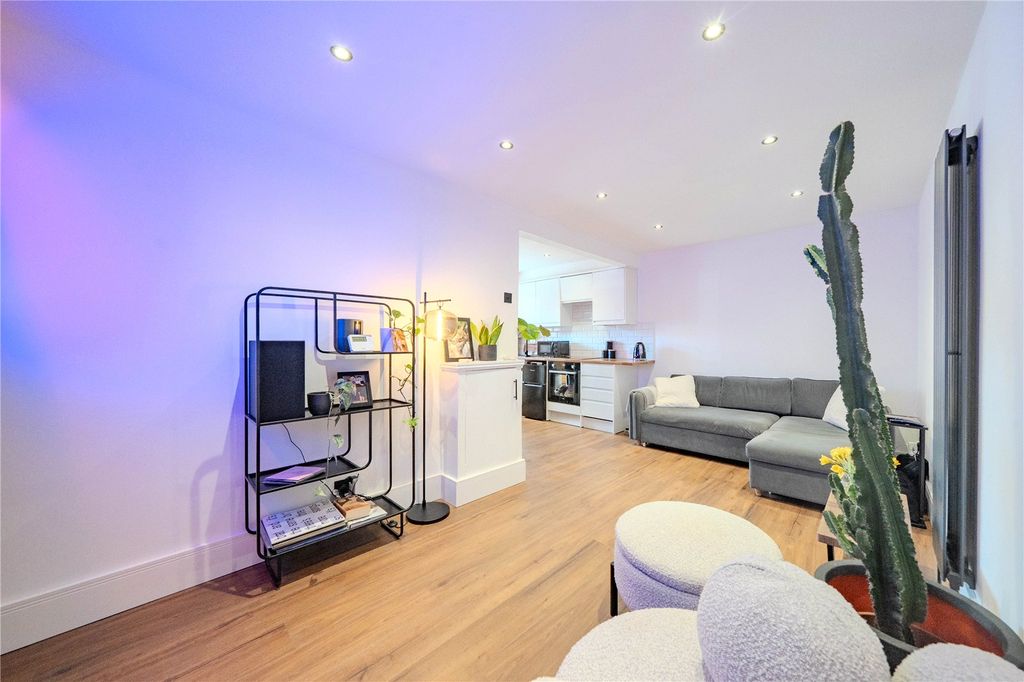 Property photo 3 of 15 Lounge