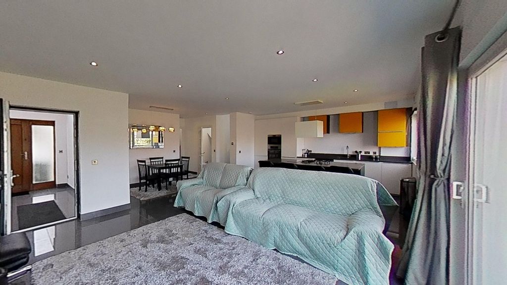 Property photo 2 of 28 Picture No. 04