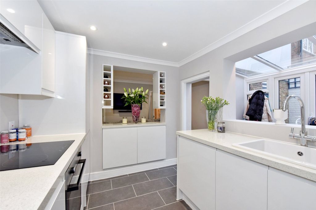 Property photo 3 of 10 Kitchen