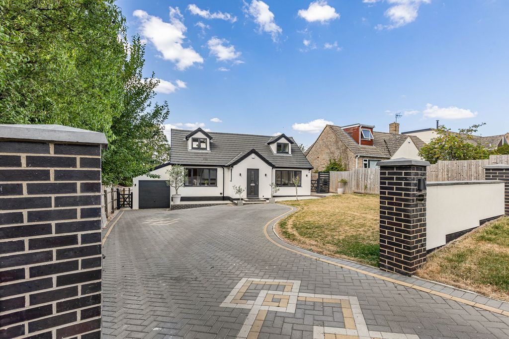Property photo 1 of 32